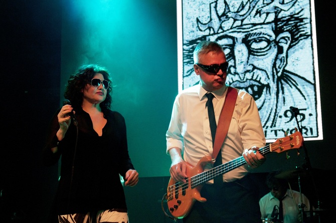 Laura a její tygři opět s Ilonou Csákovou Laura a její tygři opět s Ilonou Csákovou