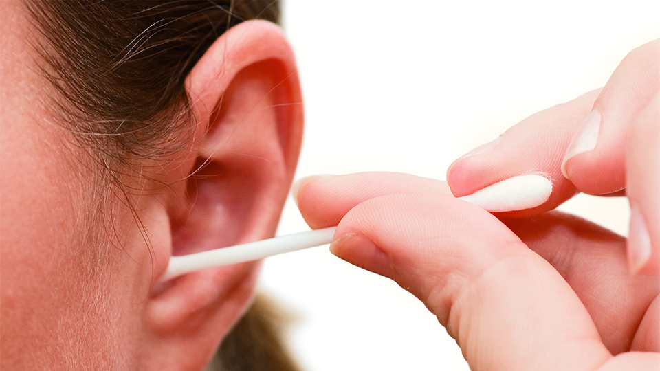 Čištění uší patří k základním hygienickým návykům. 