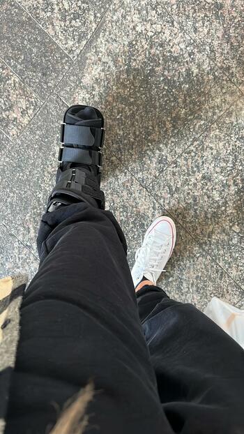 Nelly Řehořová se zlomenou nohou.
