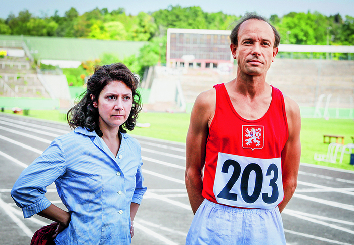 Václav Neužil jako Emil Zátopek. Partnerku mu hrála Marta Issová.