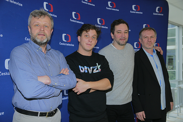 Vasil Fridrich s kolegy ze seriálu Devadesátky.