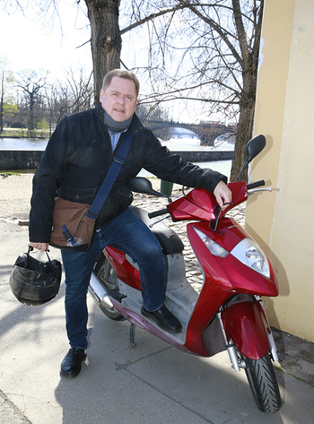 Václav Kopta a jeho oblíbený dopravní prostředek.