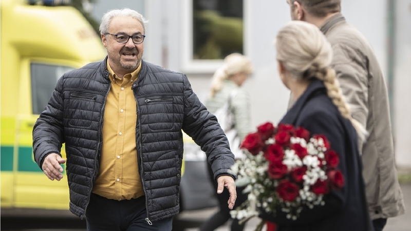 Novému páru, Vilíkovi (Roman Štabrňák) a Evě (Patricie Pagáčová), je Bob Švarc stále v patách. Řešení? Najít mu ženu! Nakonec vznikne nový milenecký pár, který by čekal málokdo...