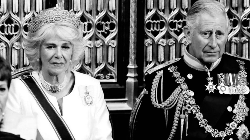 Královna je mrtvá a na trůn přichází Karel III.