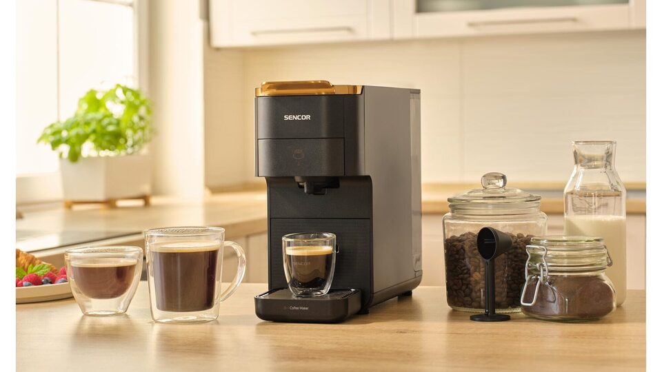 Kapsle, nebo čerstvě namletá zrna? Kompaktní kávovar Sencor vykouzlí skvělou kávu z obojího